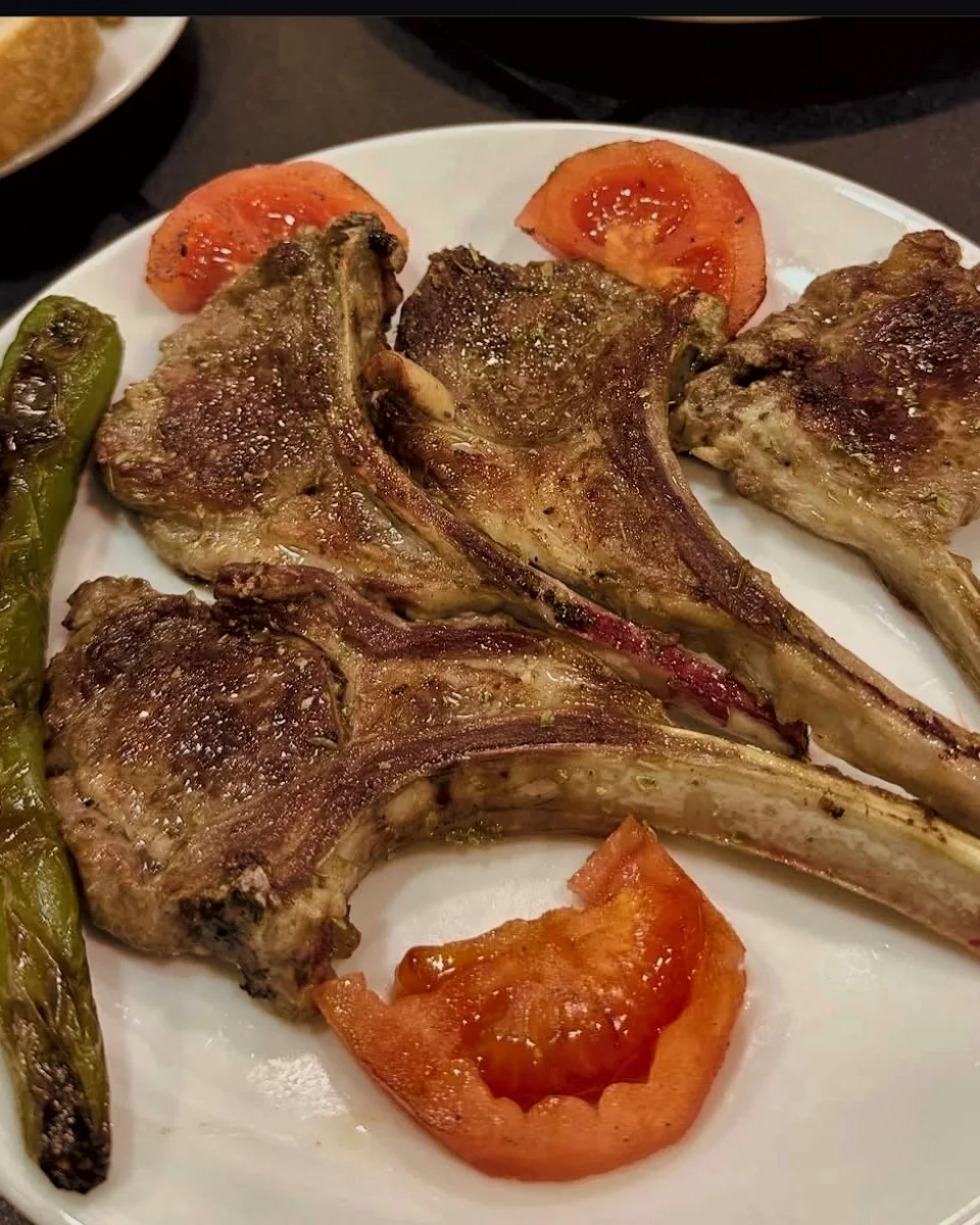 Közde kuzu pirzola, közlenmiş biber ve domates