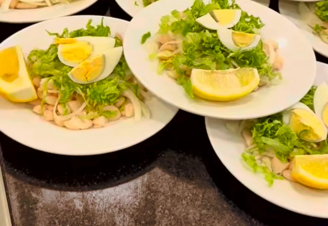 Yumurta ve limonla servis edilen piyaz tabakları