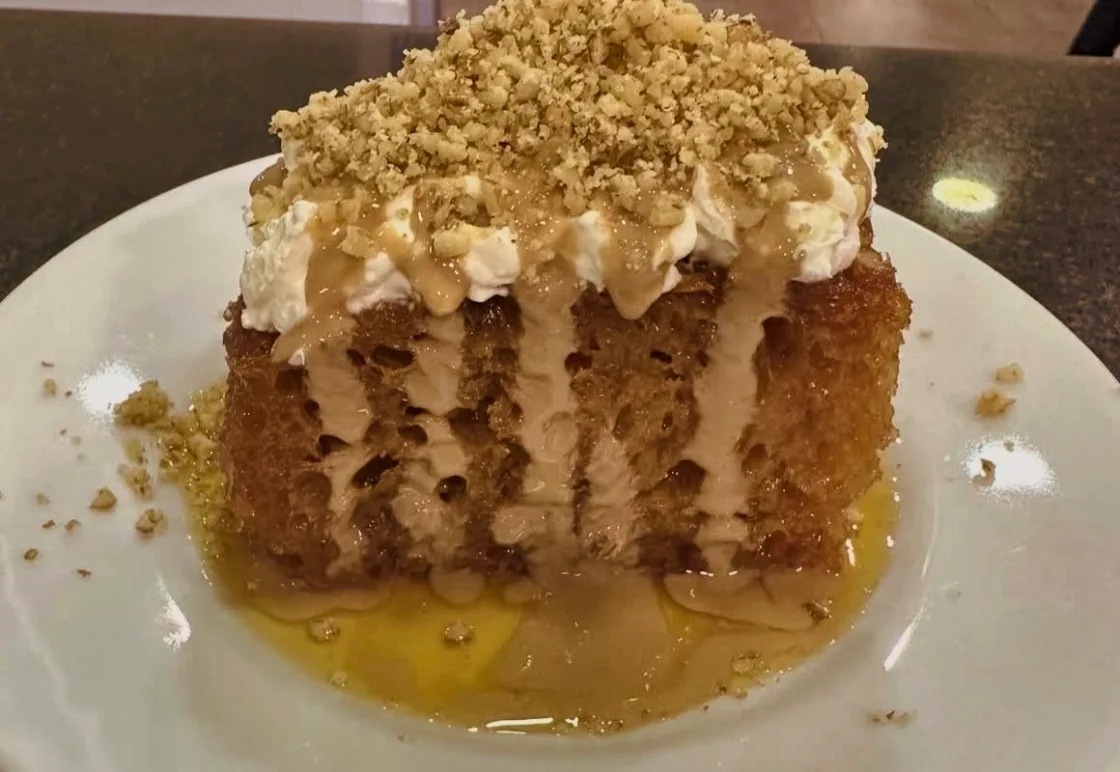Kremalı şerbetli tatlı dilimi