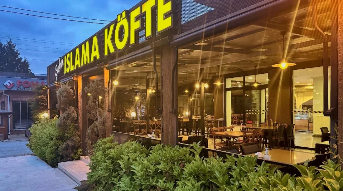 Şahin Islama Köfte’nin akşam saatlerinde ışıklı terası